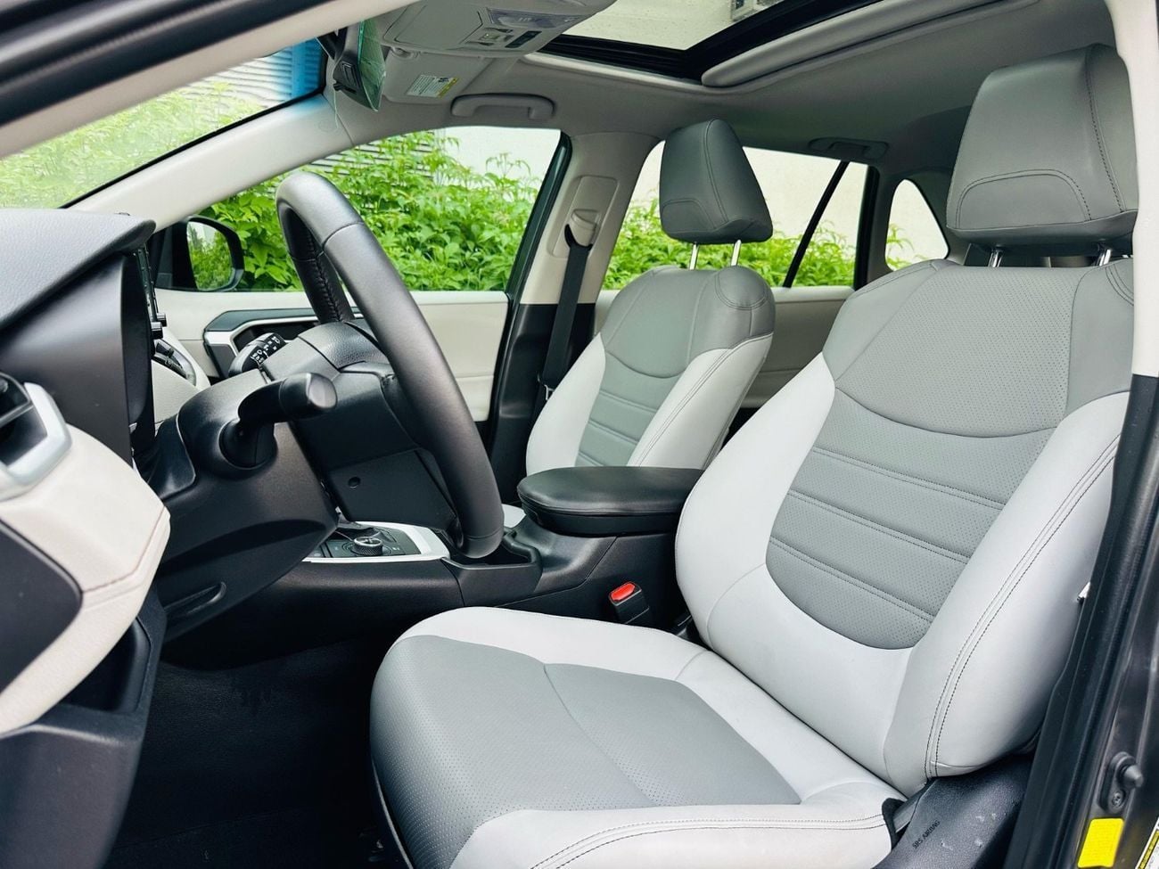 Toyota RAV4 XLE HEV 2022 Model XLE Hybrid 2.5L V4 Full Option Very Clean And Perfect condition