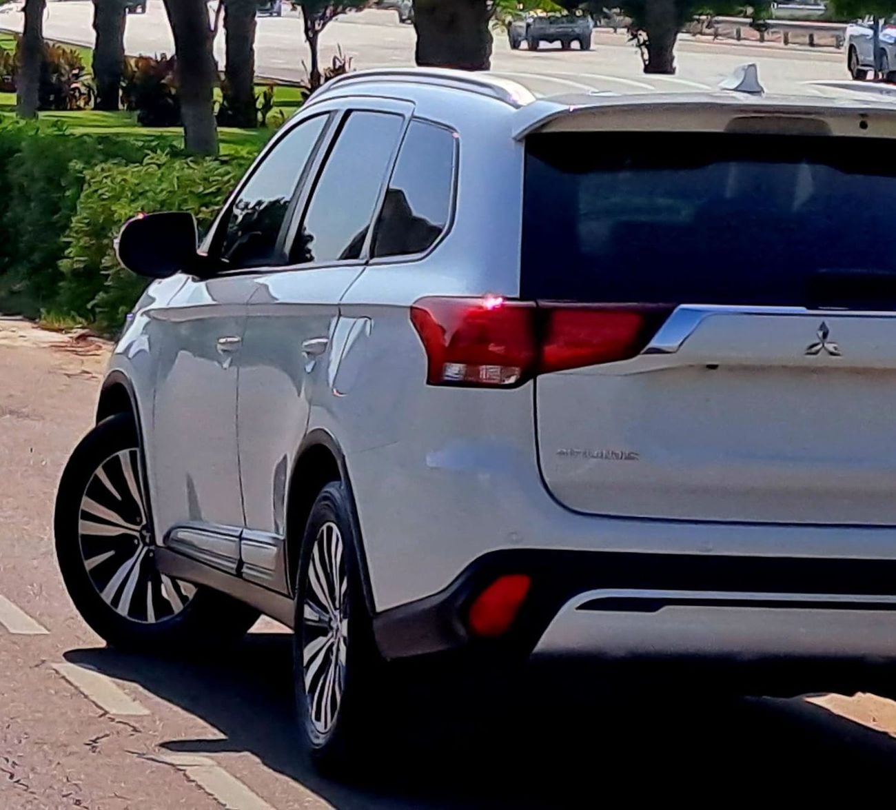 Mitsubishi Outlander GLX 865-Monthly l GCC l 4wd, Cruise, Camera l Accident Free