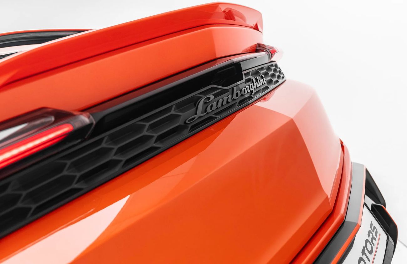 لامبورغيني اوروس 4.0L V8 Twin-Turbocharged Engine + eMotors