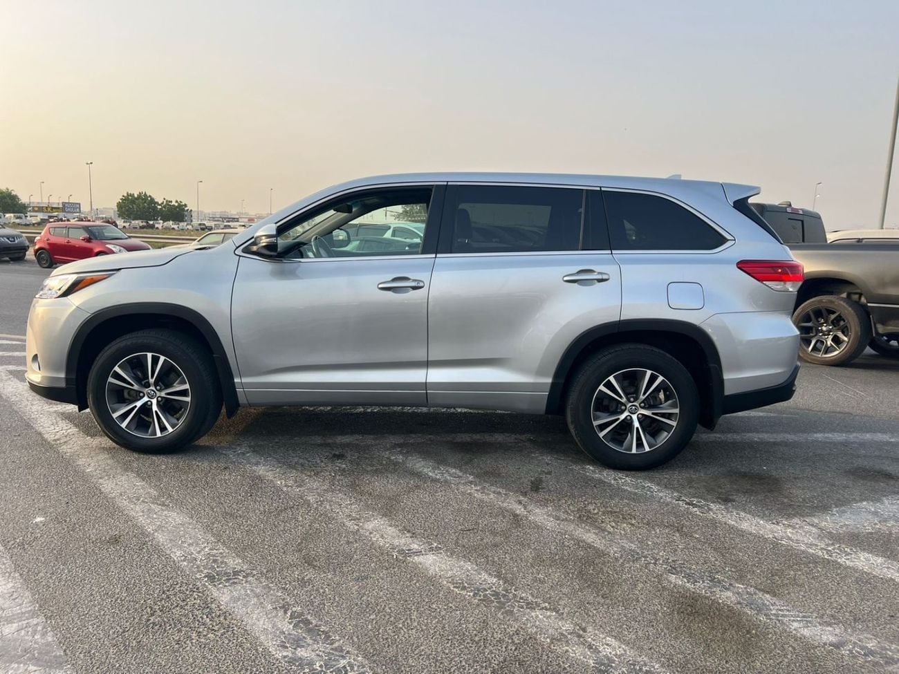 Toyota Highlander LE (NON GCC) 2017 Toyota Highlander - MidOption - 3.5L V6 - Full 7 Seater - Trunk Auto