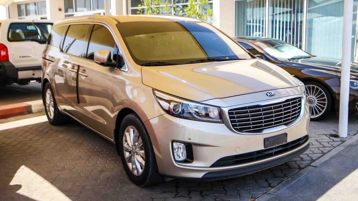 Kia Carnival Grand for sale AED 58,000. Gold, 2016