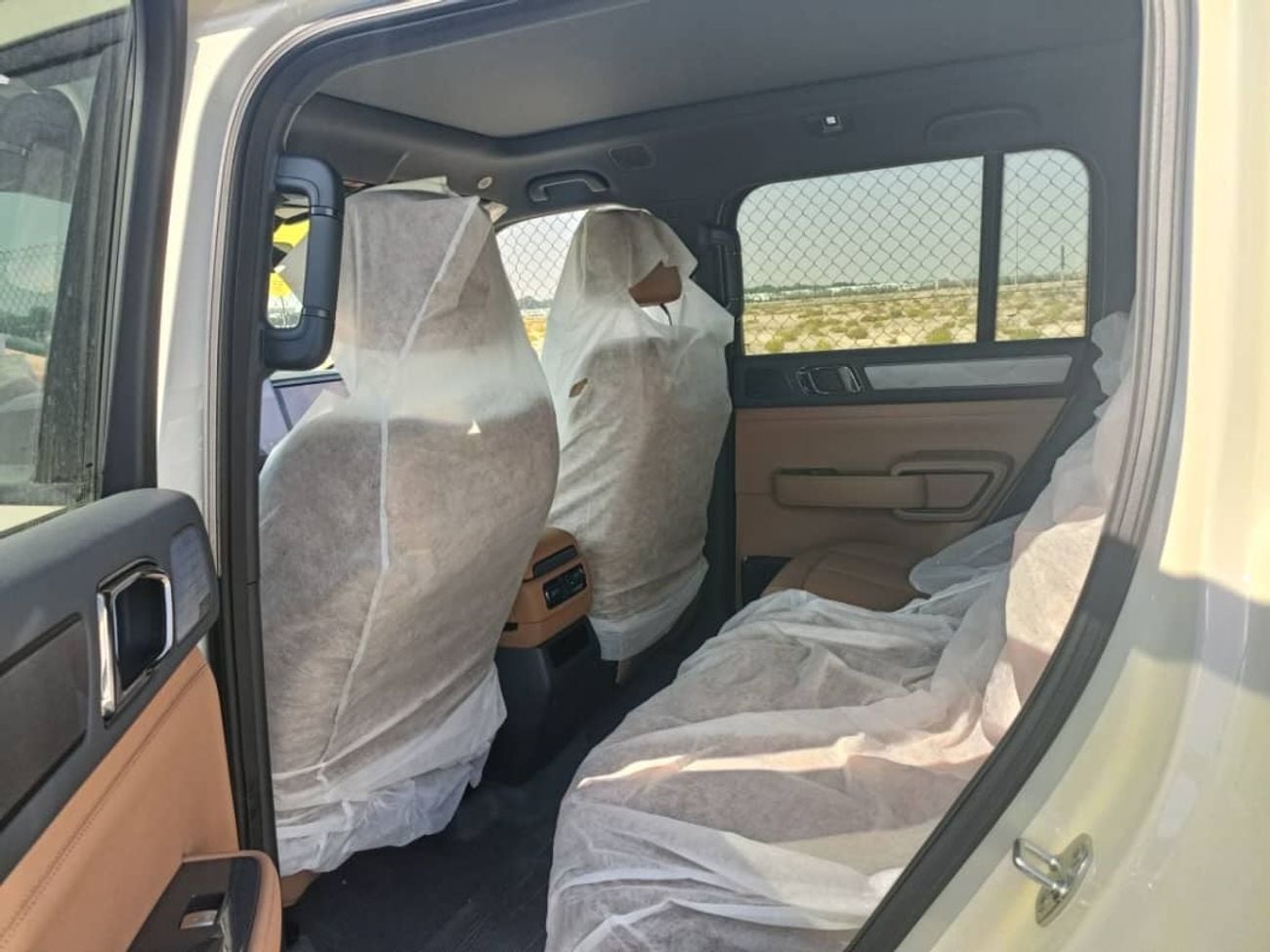 BYD Leopard 5 Leopard5 white-brown Long Range Version