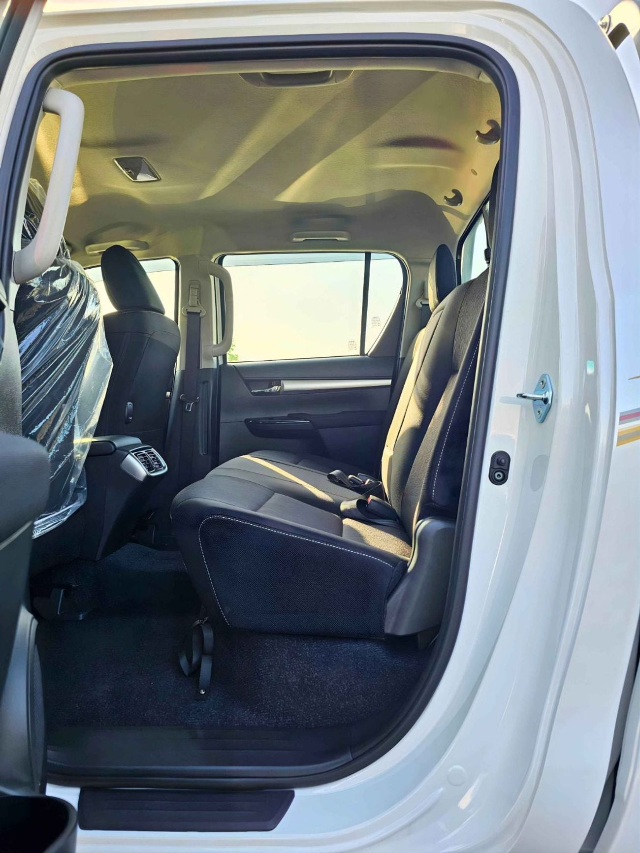 Toyota Hilux TOYOTA HILUX SR5 DOUBLE CABIN || 2.4L DIESEL V4 A/T 4WD | DIFF LOCK | BSM (CODE # HDFAA) WHITE 2026