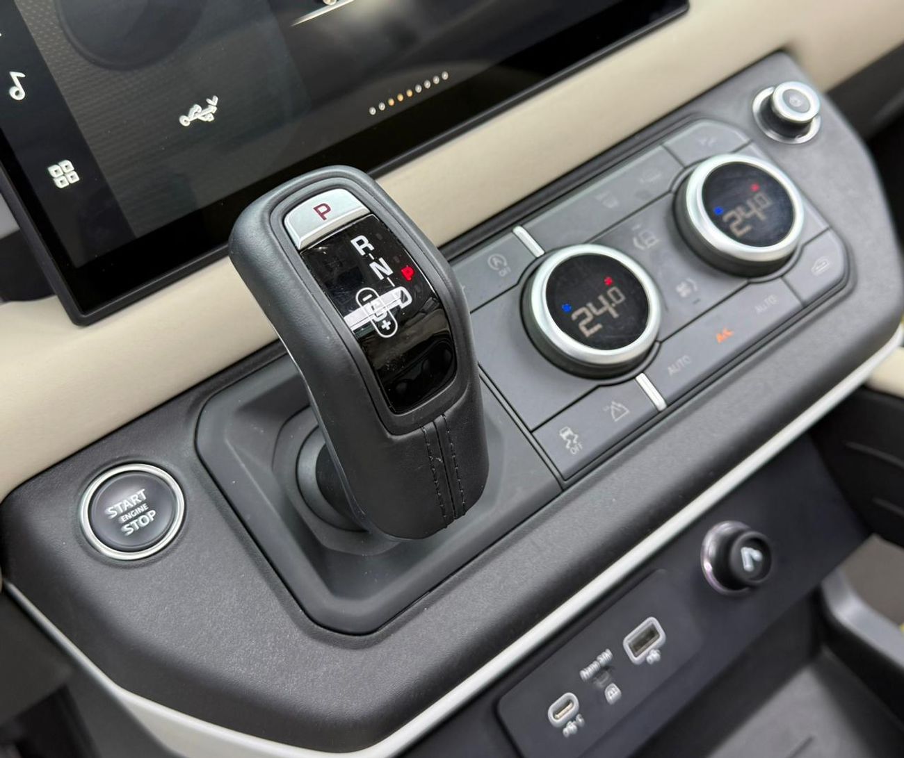 لاند روفر ديفندر P300 110 SE 2.0L (5 Seater) 2024 Land Rover Defender 110 SE P300, 2029 LR Warranty, Full LR Service