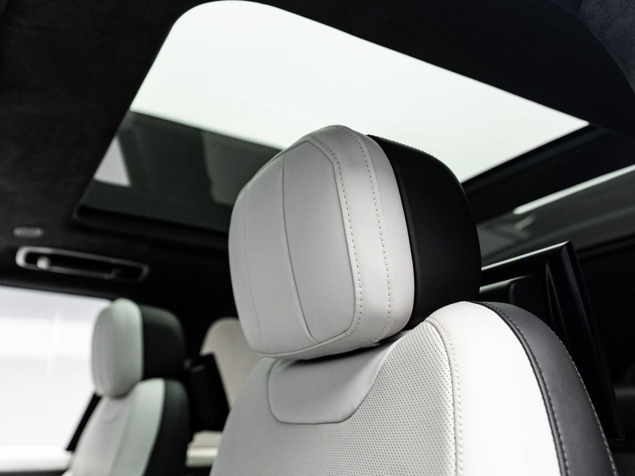 Land Rover Range Rover Sport S P530 4.4L SUMMER STARTS NOW | EXCLUSIVE DEAL BY BLACKLINE, 1 Year Blackline Warranty, Low KMs, GCC