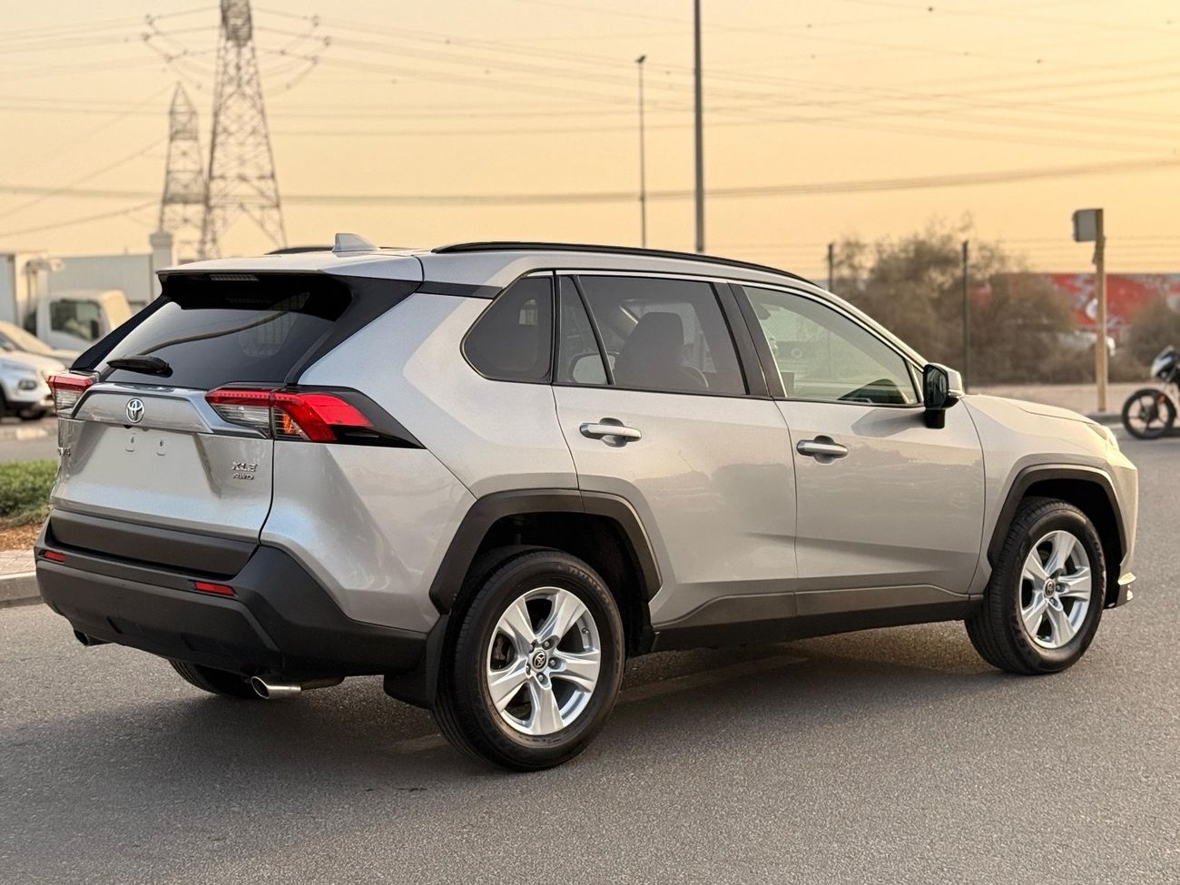 Toyota RAV4 XLE 2.5 L Sunroof, push start Full option