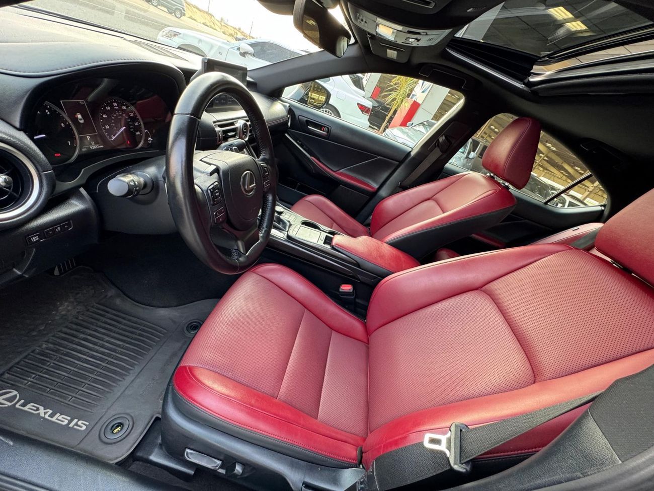 لكزس IS 350 محرك V6 سعة 3.5 لتر / طقم F-SPORT / استهلاك منخفض للموارد / رادار / مساعدة على الطريق / تبريد وتدفئة