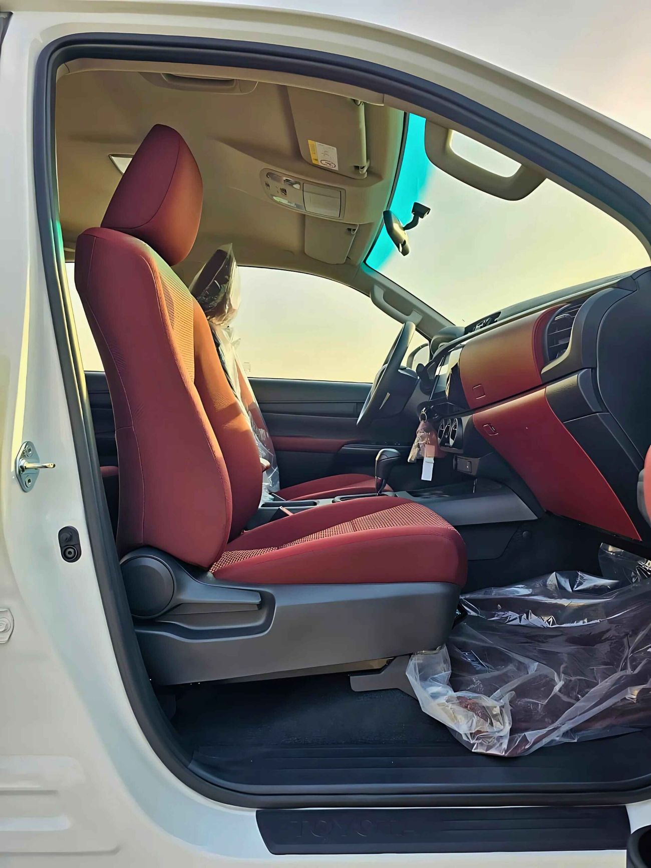 Toyota Hilux DLX-G / NARROW BODY / A/T / 2.7L V4 PETROL / 4WD (CODE # DLX-G)