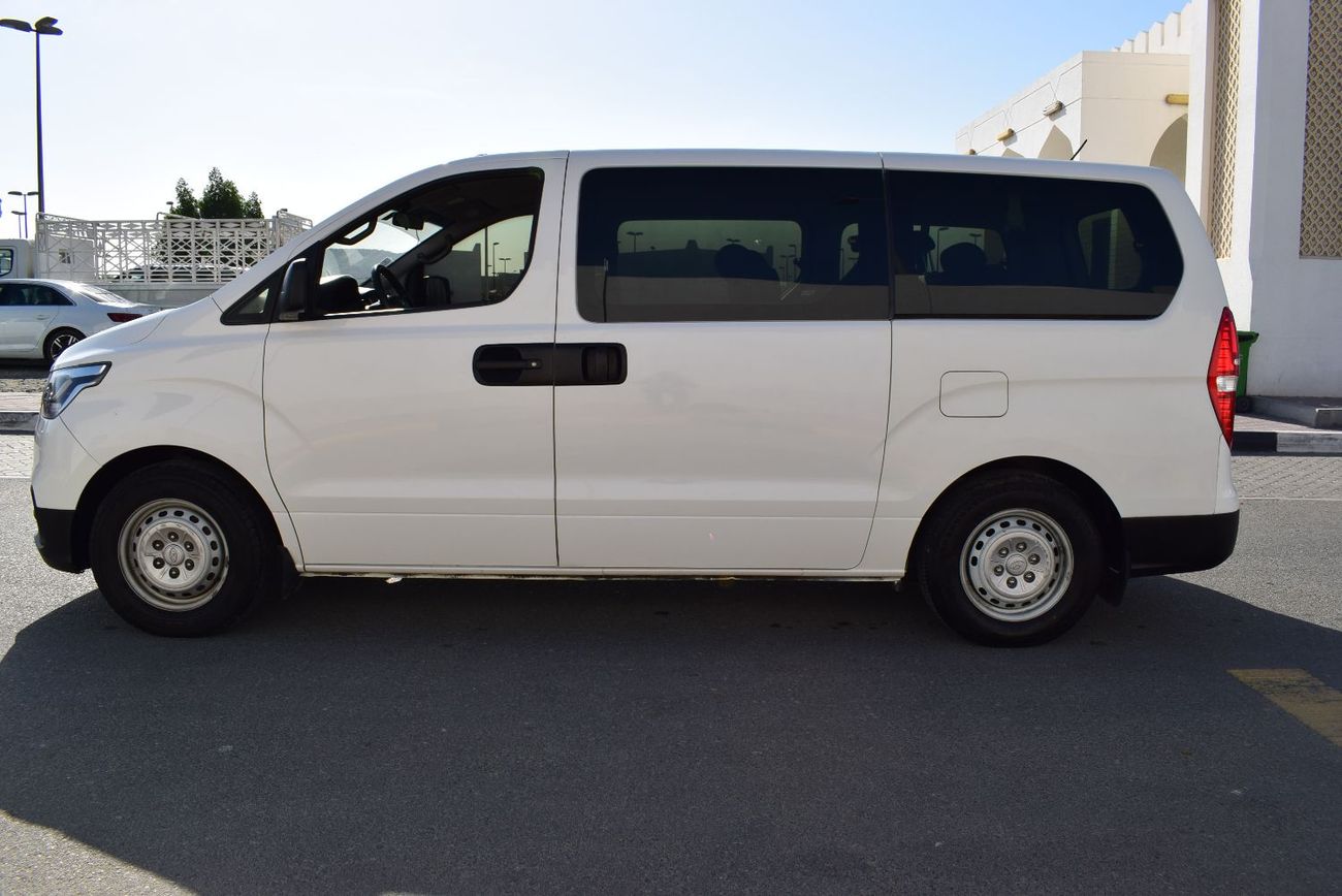 هيونداي H-1 Hyundai H-1 Passenger Van 9 seater, model:2020. Excellent condition