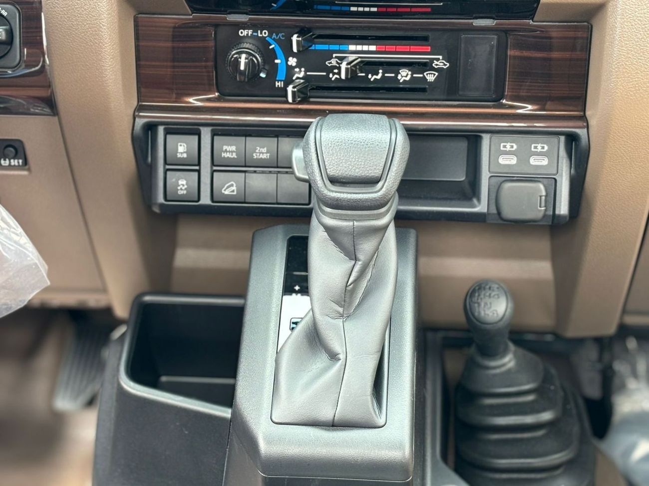 Toyota Land Cruiser Pick Up ECT0027 - TLC79 SCab Pick Up - 2.8L Diesel Auto Beige