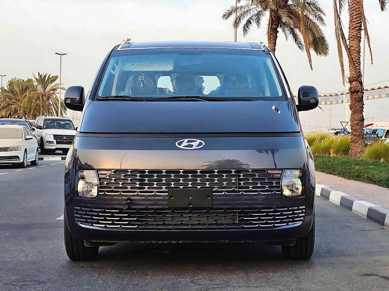 هيونداي ستاريا 3.5L V6  PETROL A/T / PUSH START / COMFORT 11 SEATER (CODE # 68029)