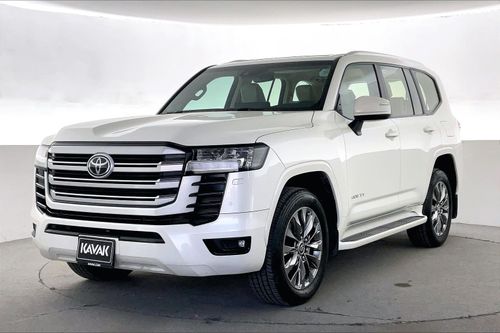 تويوتا لاند كروزر GXR | National Day Celebration | شامل الضمان | 0 ﺪﻔﻋﺓ ﺃﻮﻟﻯ