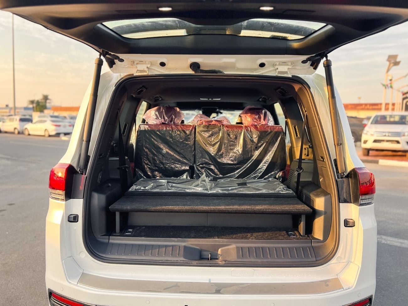 Toyota Land Cruiser 3.5T VXR Hybrid EXPORT PRICE - 2025 LC300 3.5L VXR Hybrid (GCC Specification)