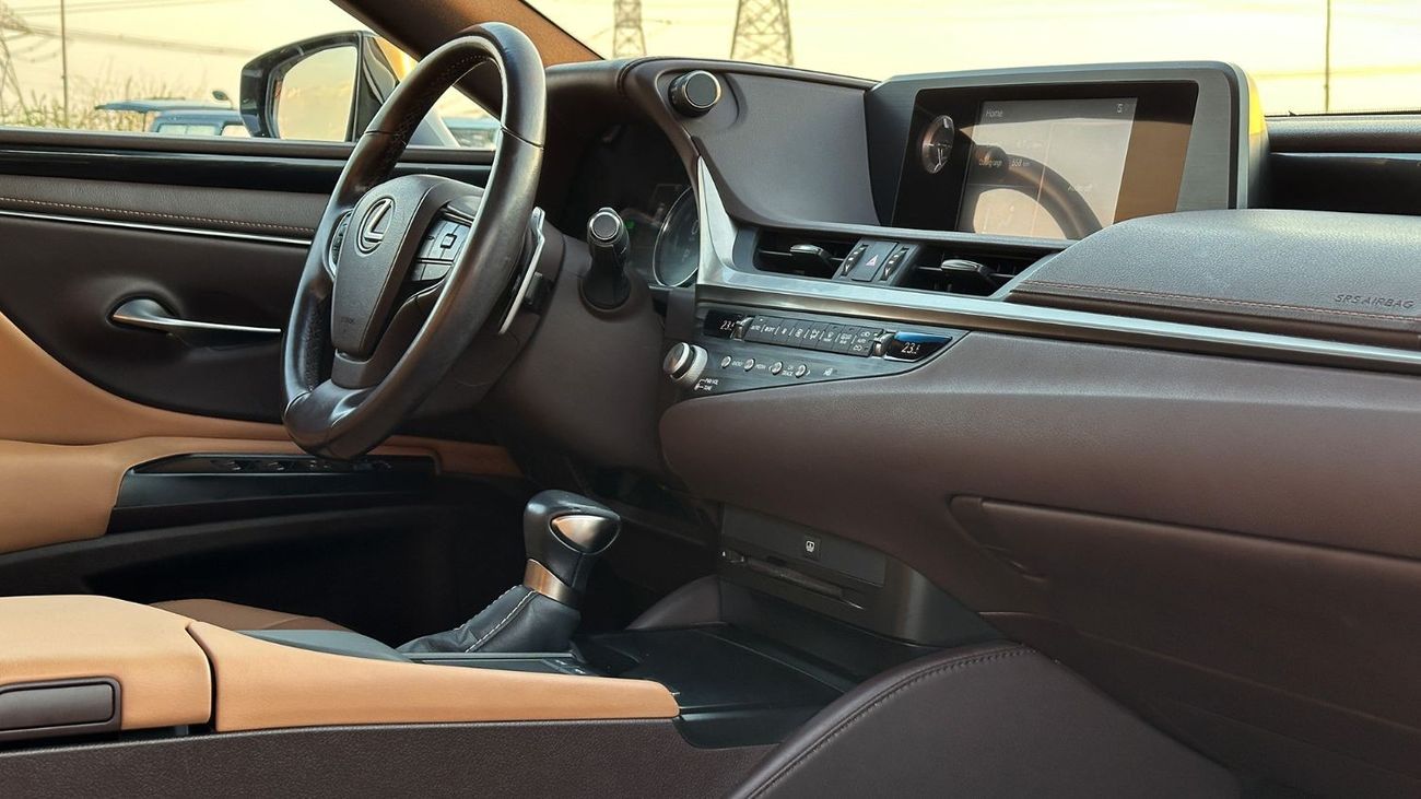 لكزس ES300h 2.5L Hybrid 4 Cylinders Full Service History 2021 GCC