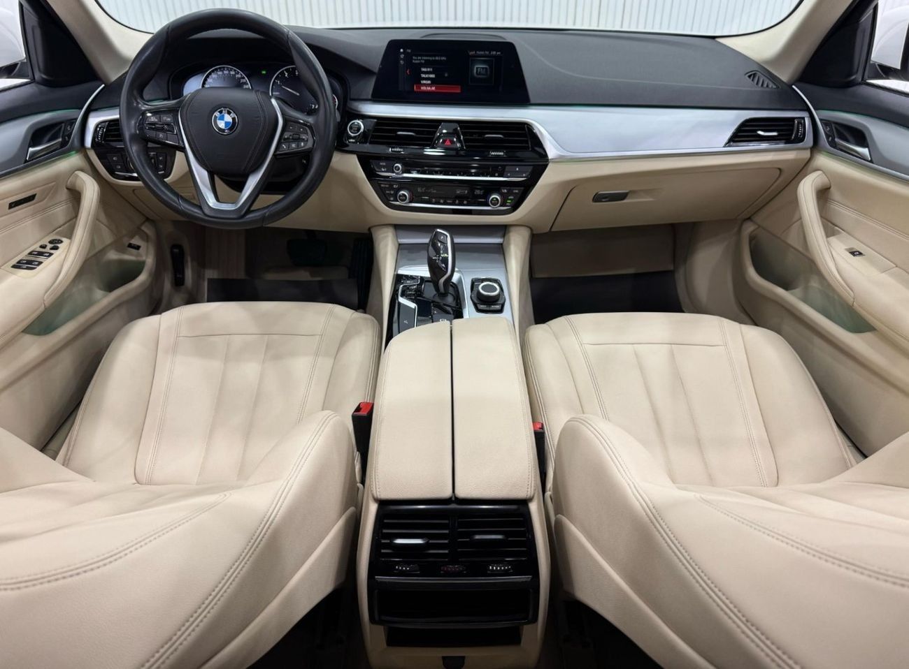 بي أم دبليو 520i Std 2.0L 2020 BMW 520i Executive, 2025 BMW Warranty + Service Pack, Excellent Condition, GCC