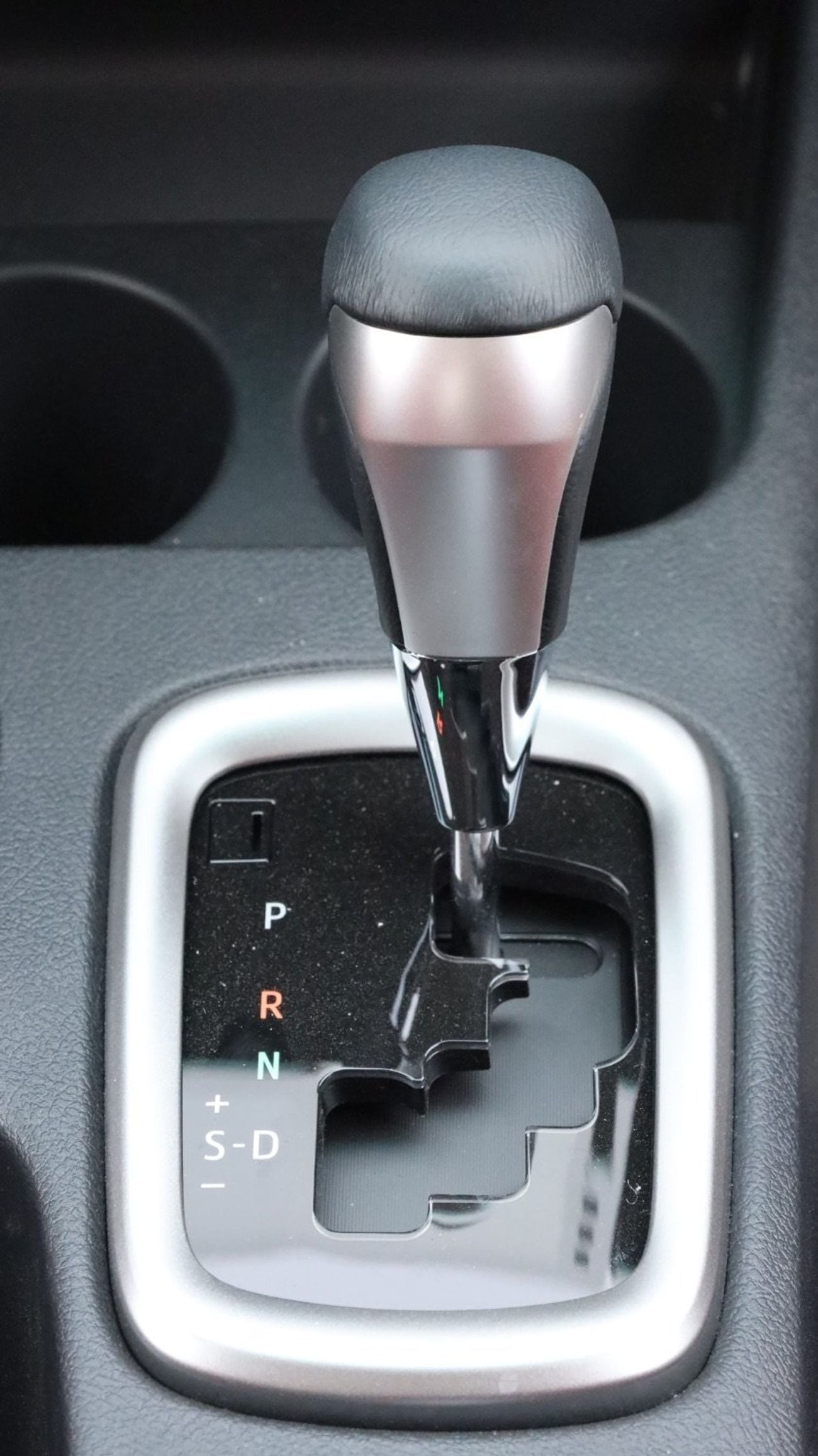 تويوتا هيلوكس TOYOTA HILUX SR5 2.7L A/T full option