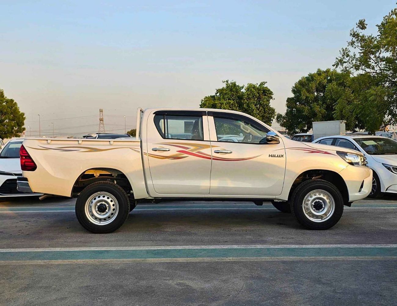 Toyota Hilux NARROW BODY BASIC/ DOUBLE CABIN/ PWR WINDOWS/ KEYLESS ENTRY/ 2 ABG DIESEL AT 2.4L V4 4WD