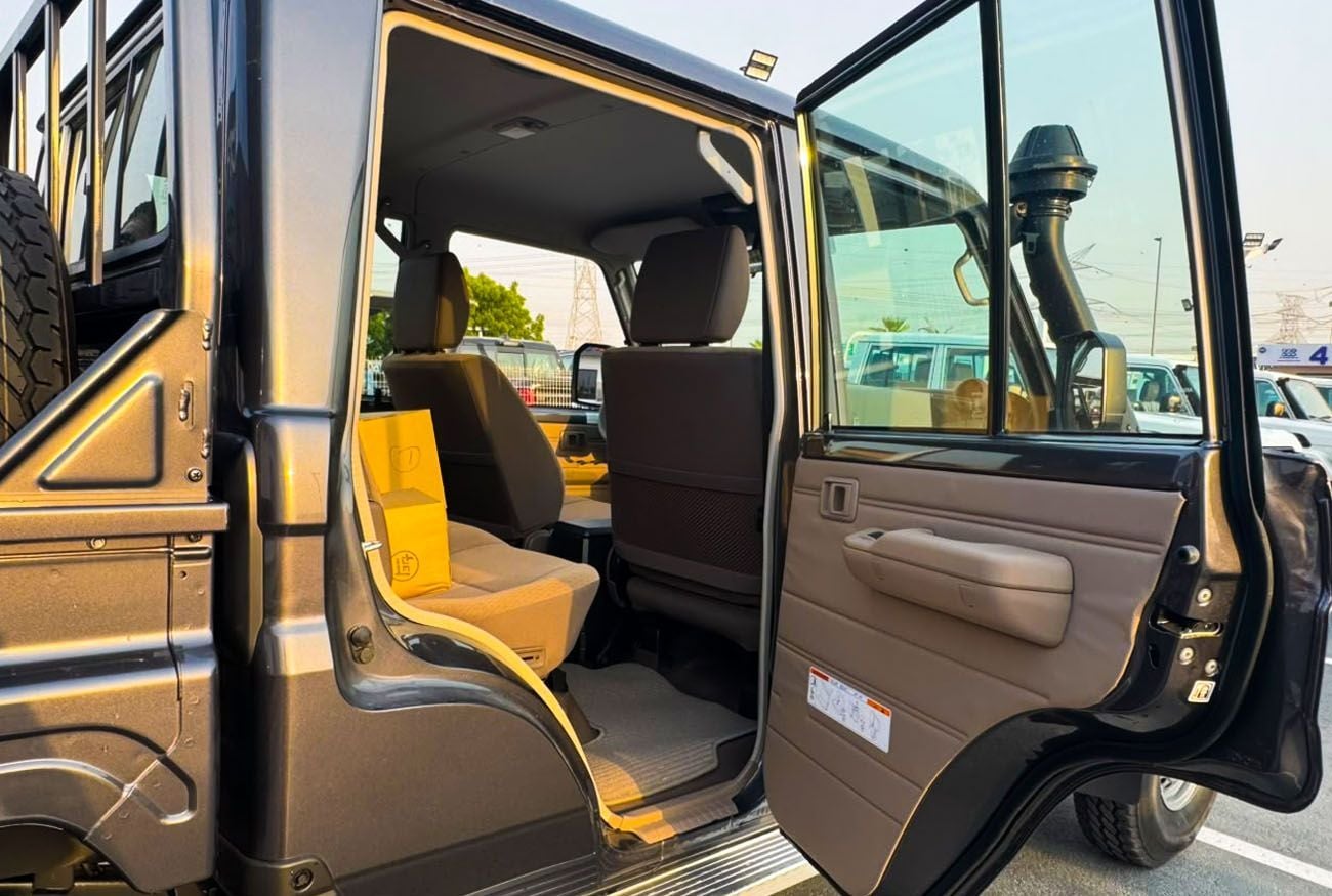 تويوتا لاند كروزر 70 LC79 LX - Manual . Diesel . Pick Up Truck . All Wheel Drive . 5 Seats . 4 Doors