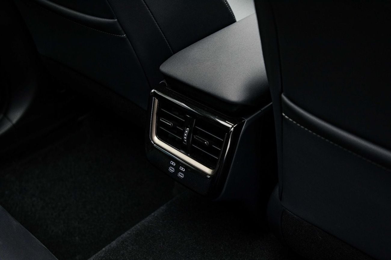 تويوتا كراون HEV 2.5L - Precious White Pearl Inside Black | Export Only