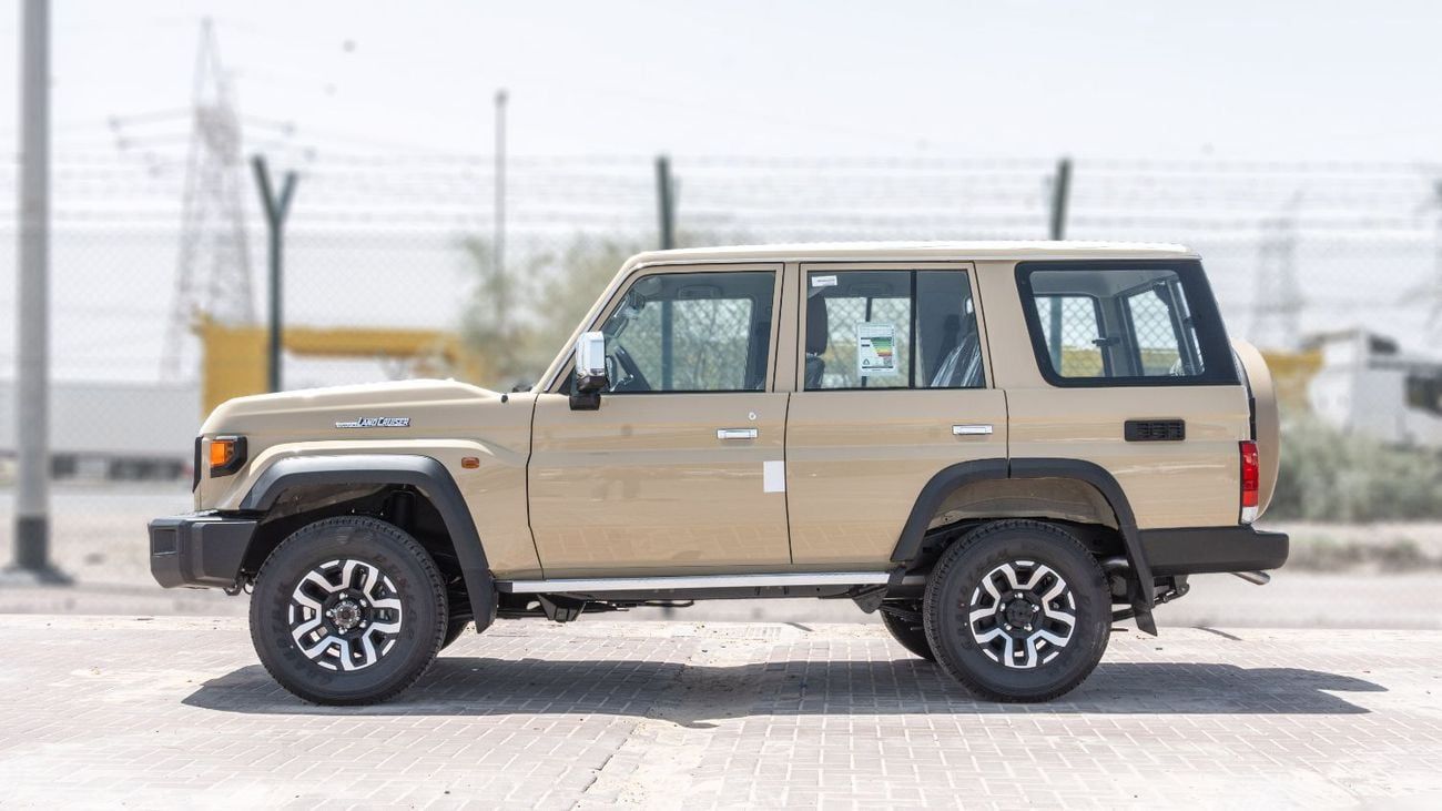 تويوتا لاند كروزر 70 2026 Toyota Land Cruiser LC76 2.8L AT Diesel Full Option (Beige)