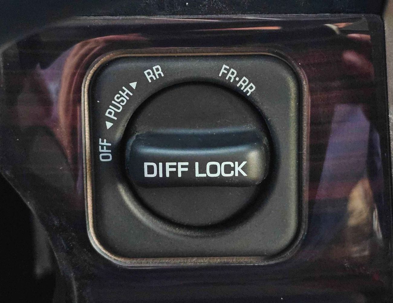 تويوتا لاند كروزر 70 LX LC76 / 4.0L PETROL A/T / RADAR, DIFFLOCK, WINCH, SNORKEL, REFRIGERATOR / CODE # 76PAFR