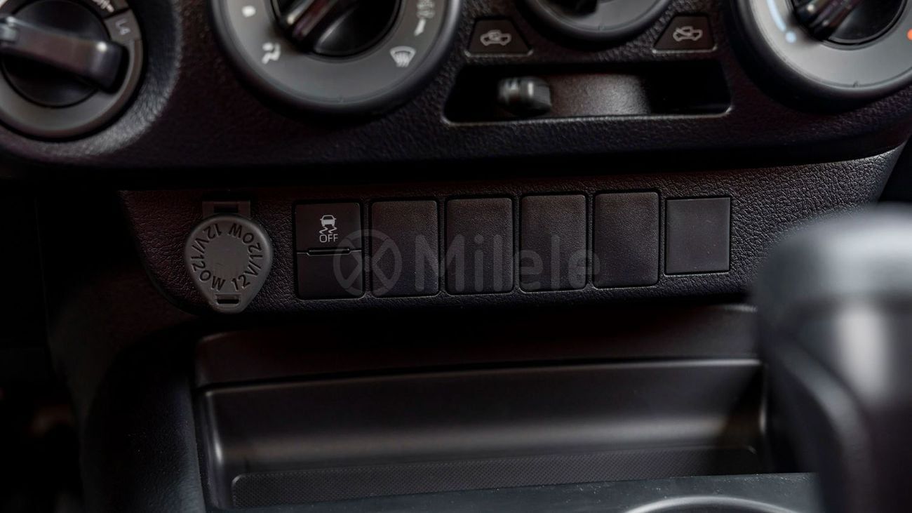 تويوتا هيلوكس  TOYOTA HILUX DC | 2-YEAR WARRANTY + SERVICE AVAILABLE | IN-HOUSE FINANCING | 0% DOWNPAYMENT (BANK)