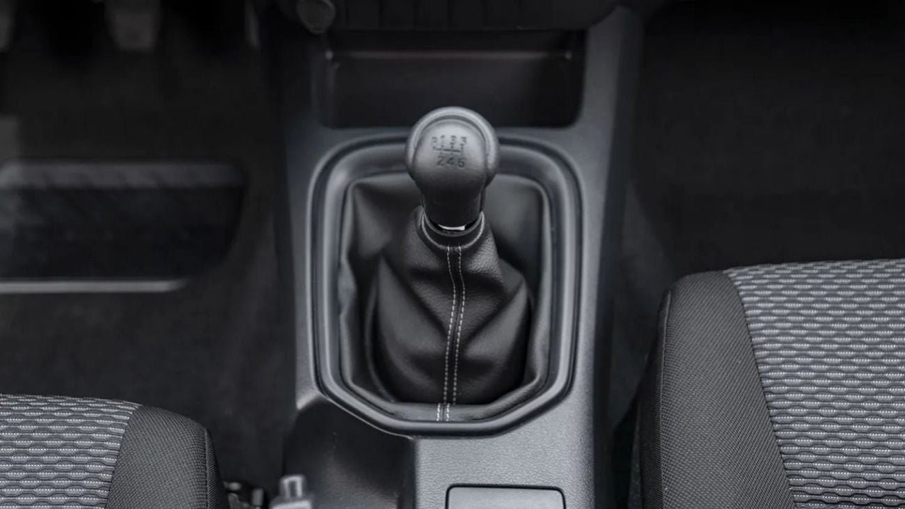 Toyota Hilux Toyota hilux 2.4L diesel mid option MY24