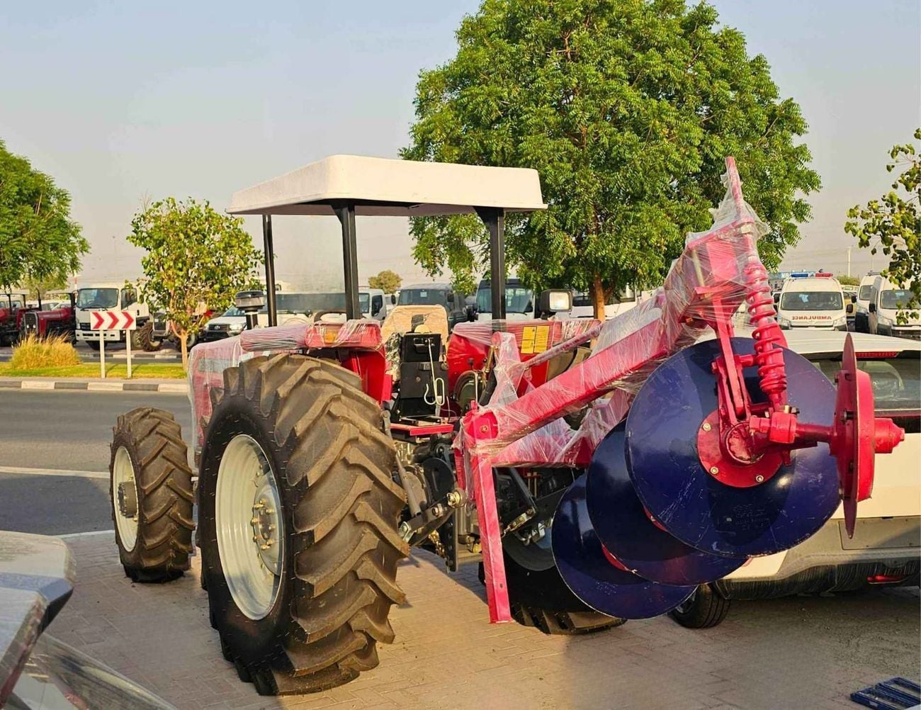 Massey Ferguson 390 TRACTOR / DIESEL / M/T / 4WD WITH DISC PLOUGH (CODE # 69071)
