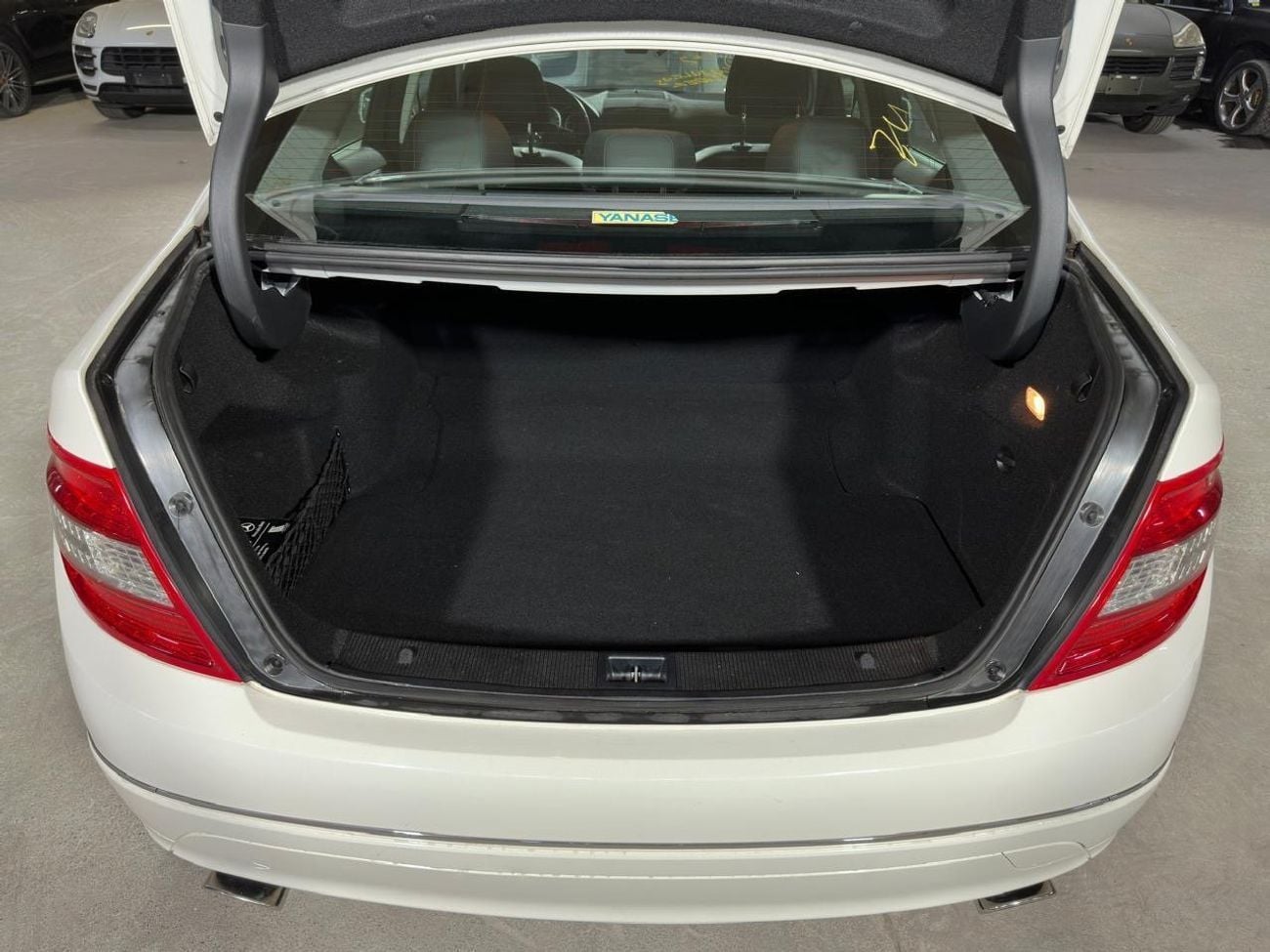مرسيدس بنز C 300 MERCEDES C-CLASS C300 2010 3.0L | FULL SERVICE HISTORY | TWO KEYS | BLACK LEATHER INTERIOR
