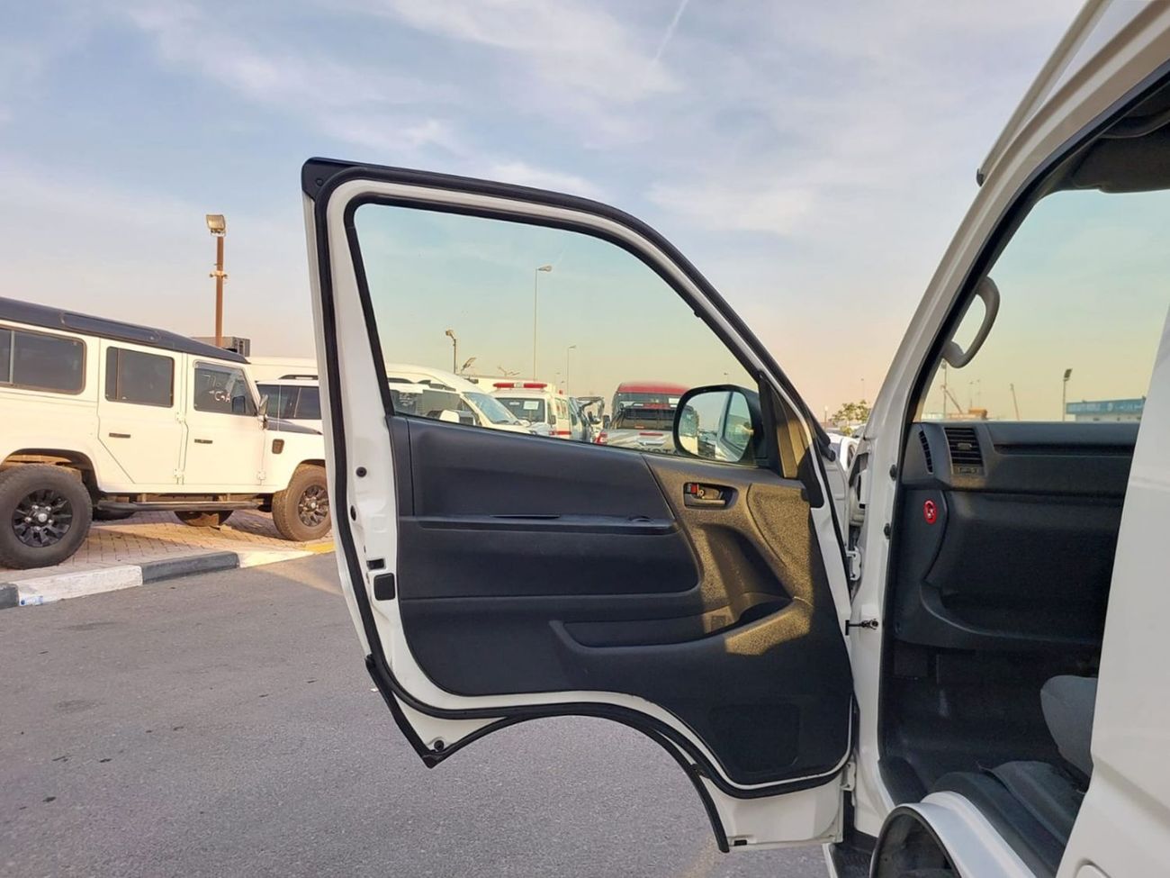 تويوتا هاياس TOYOTA HIACE COMMUTER VAN RHD 2019 MODEL 3.0 L DIESEL AUTOMATIC(PM38974)