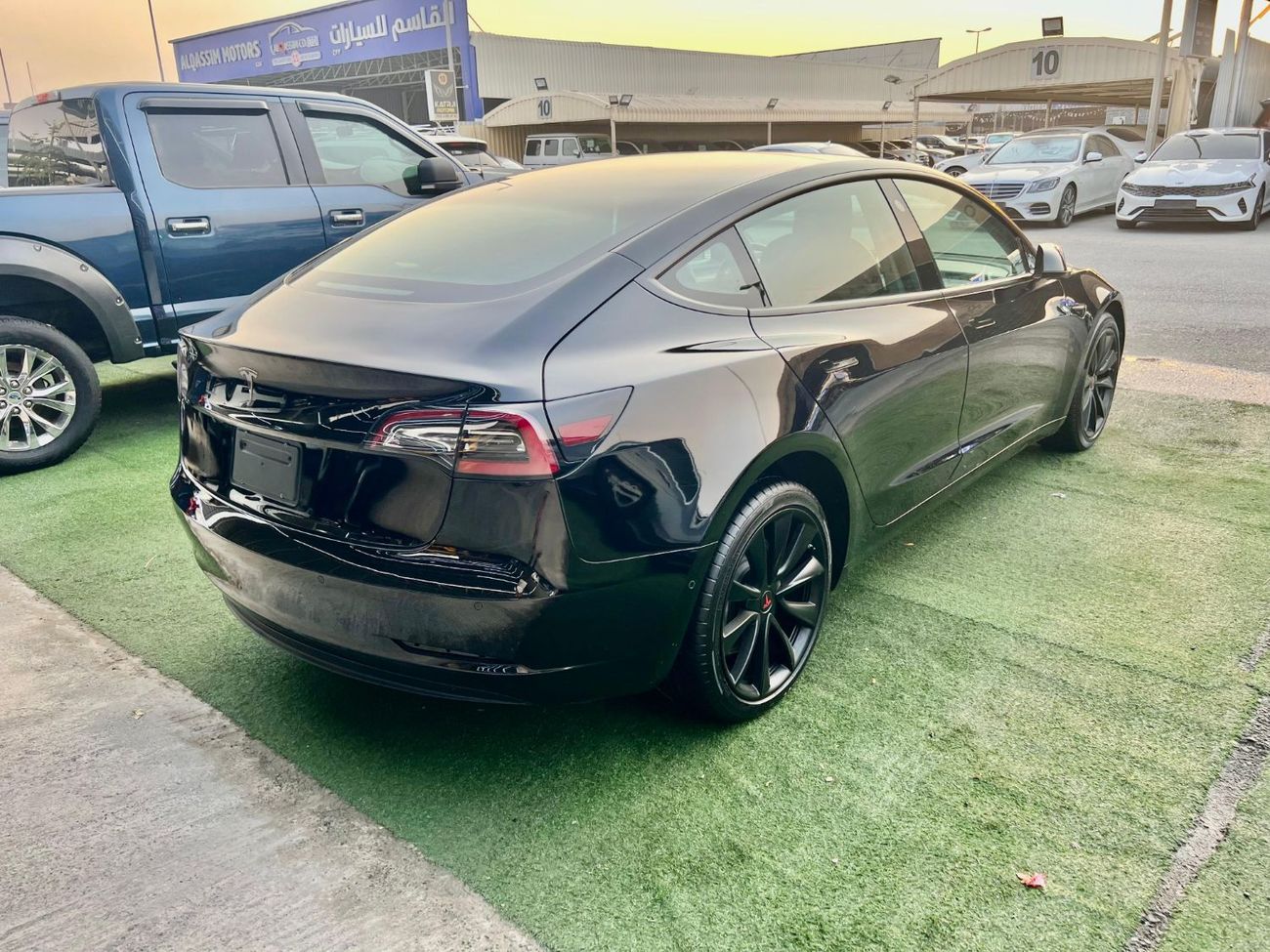 Tesla Model 3 Rear-Wheel Drive warranty 40,000 km and service