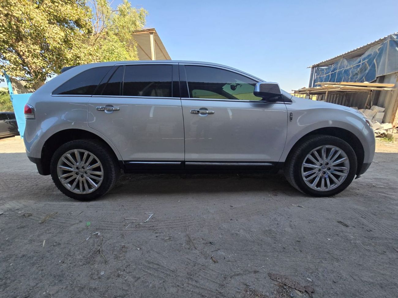 Lincoln MKX 2013 Lincoln MKX – Luxury midsize SUV in excellent condition. Powered by a strong 3.7L V6 engine wit