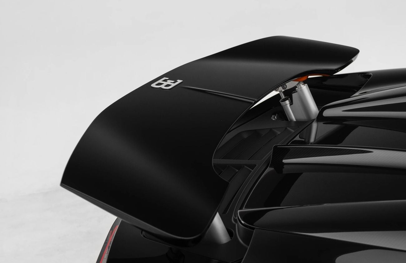 بوغاتي Mistral 8.0L W16 Quad-Turbocharged Engine