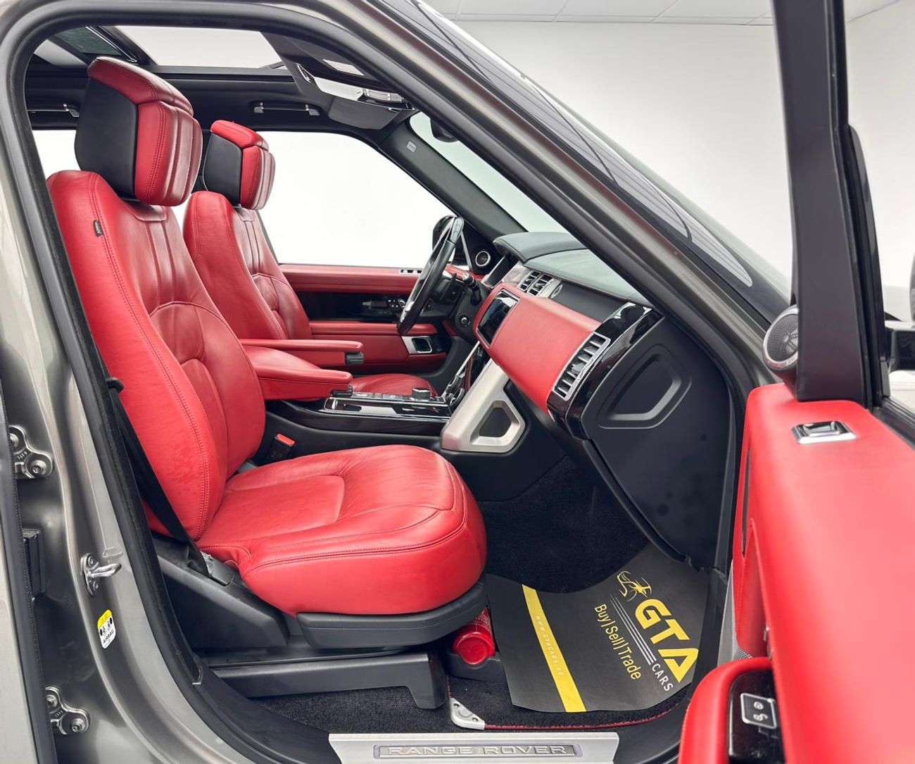 لاند روفر رينج روفر 2020 Range Rover Vogue SE P525, 03/2026 Range Rover Warranty, 07/2028 Range Rover Service Contract R