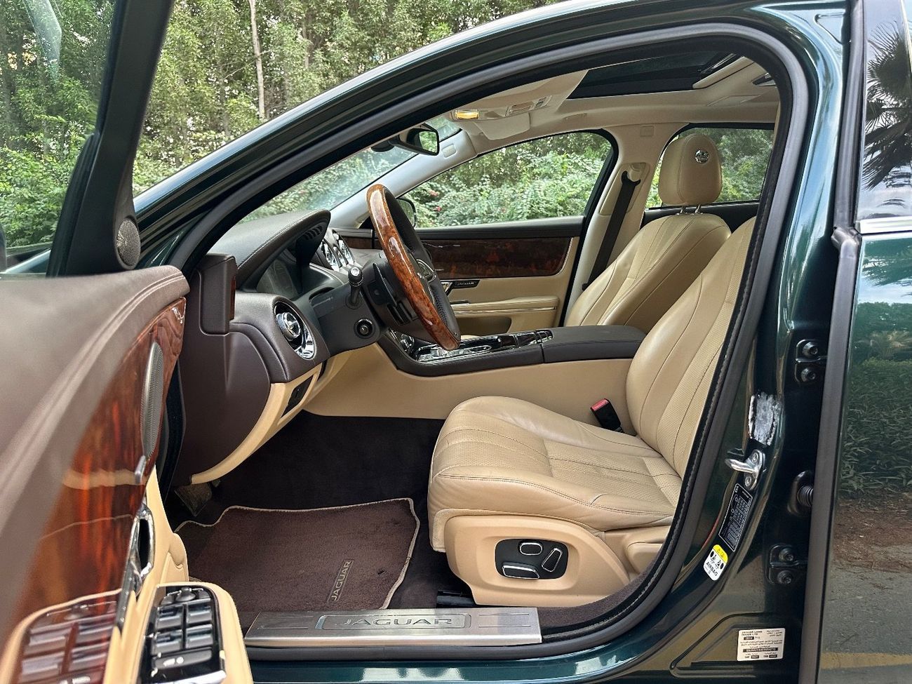 جاكوار XJL 3.0L V6 340 HP | 2014 | GCC Specs | Long Wheelbase Luxury Sedan | 125000 KM | Excellent Condition