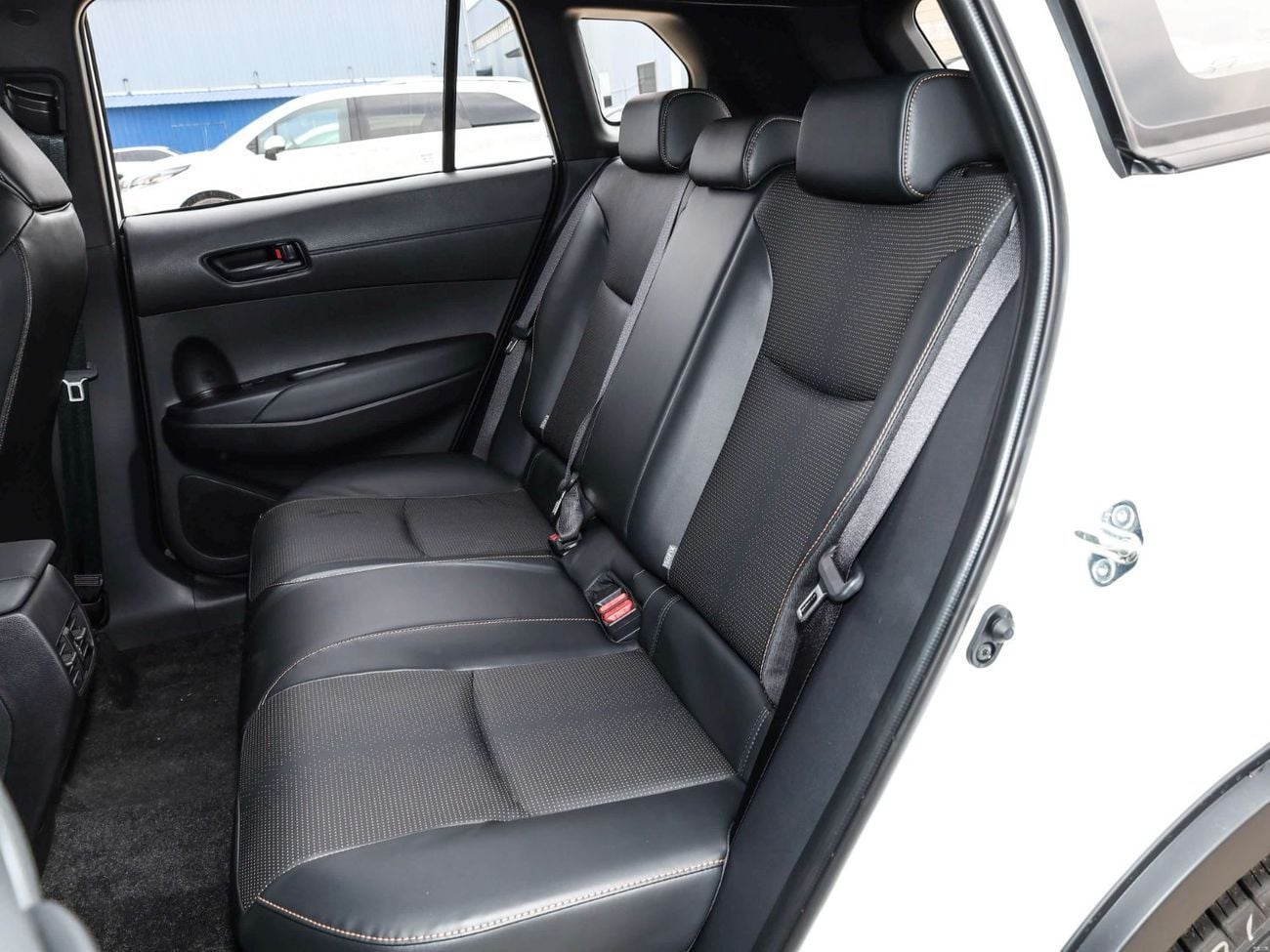 Toyota Corolla Cross GLI 2026 white-black
