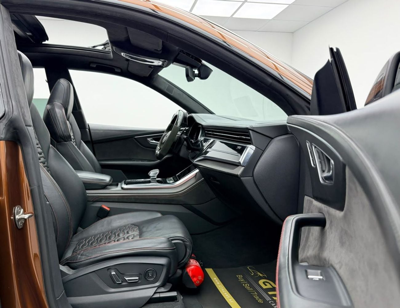أودي RSQ8 ألياف الكربون 2021 Audi RS Q8 4.0 TFSI Quattro, MANSORY Kit, Warranty, Full Agency Service History, GCC Specs.
