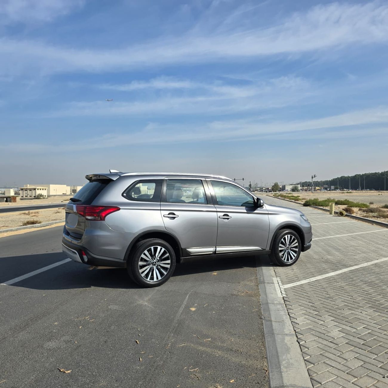 ميتسوبيشي آوتلاندر GLX Basic 2.4L (7 Seater) GLX MID LINE 2.4L (7 Seater)