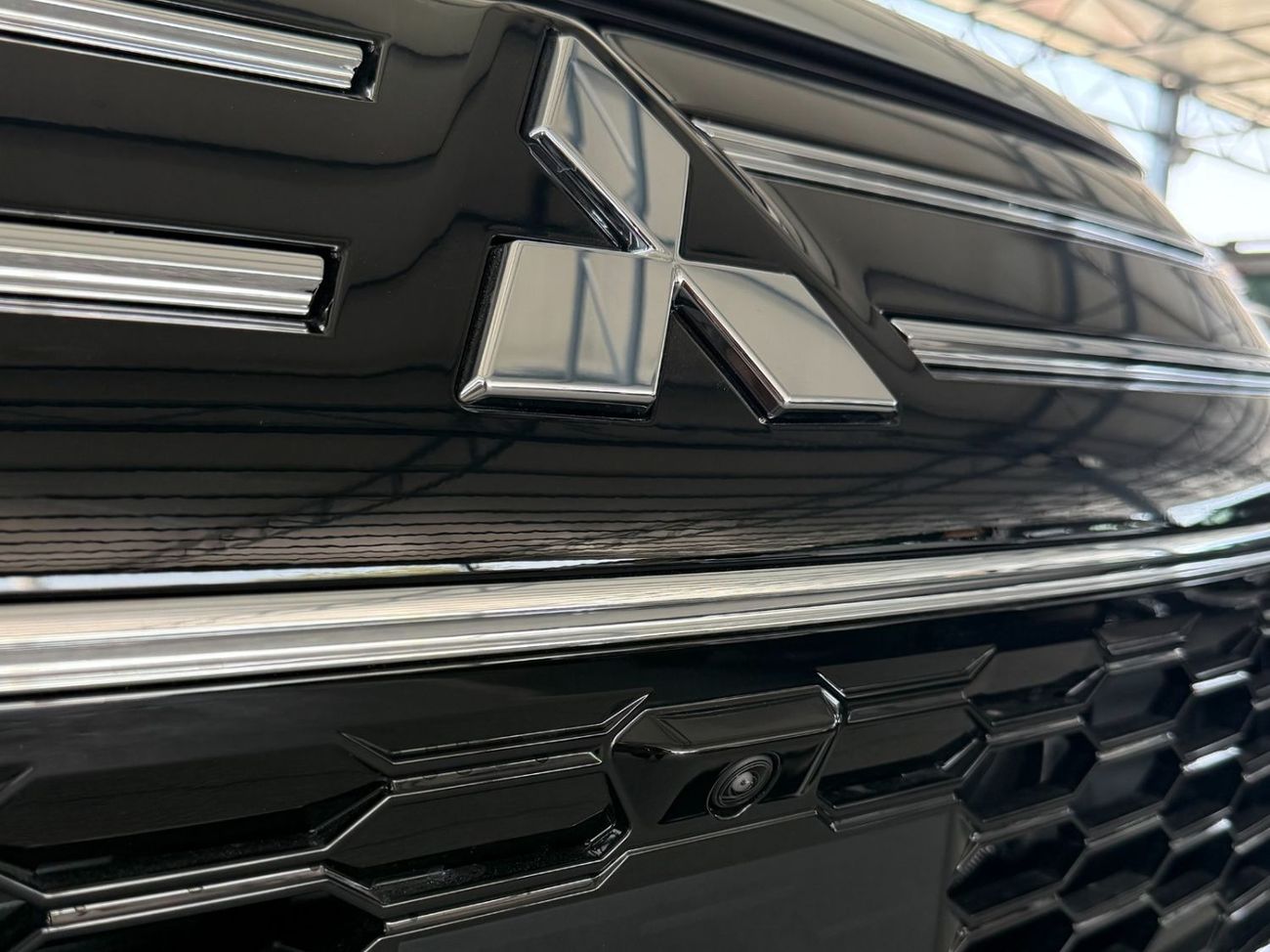 ميتسوبيشي آوتلاندر OUTLANDER 2.5 P-LINE 4WD **EXPORT ONLY**التصدير فقط خارج الخليج**