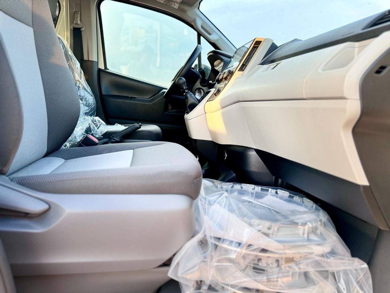 تويوتا هاياس Toyota Hiace13 Seaters bus 6V 3.5L - MT