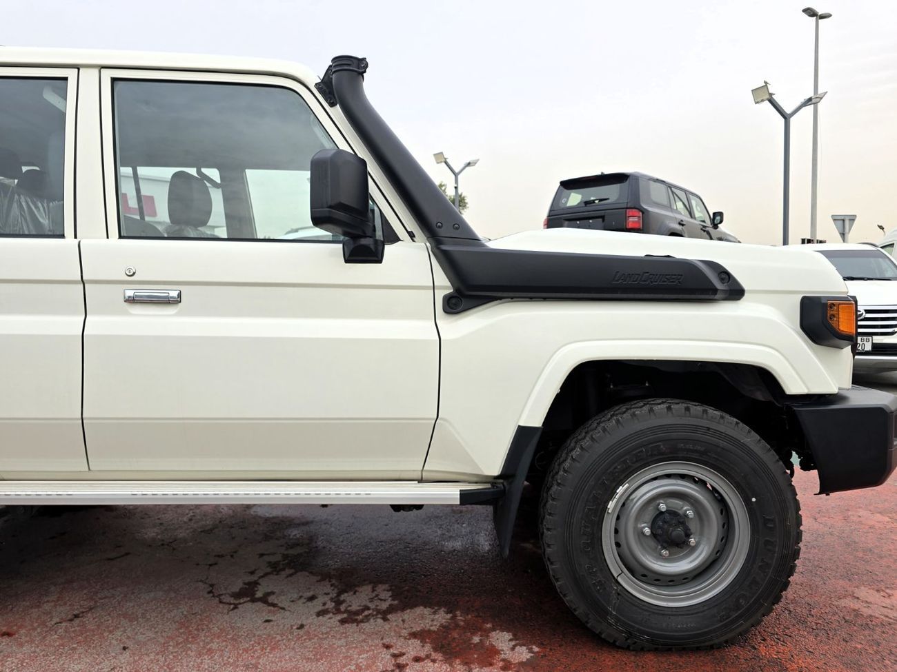 تويوتا لاند كروزر Toyota Land Cruiser 76 4.2l M/T Diesel 4WD Whit Def Lock , Fog light White Color 2025 Model