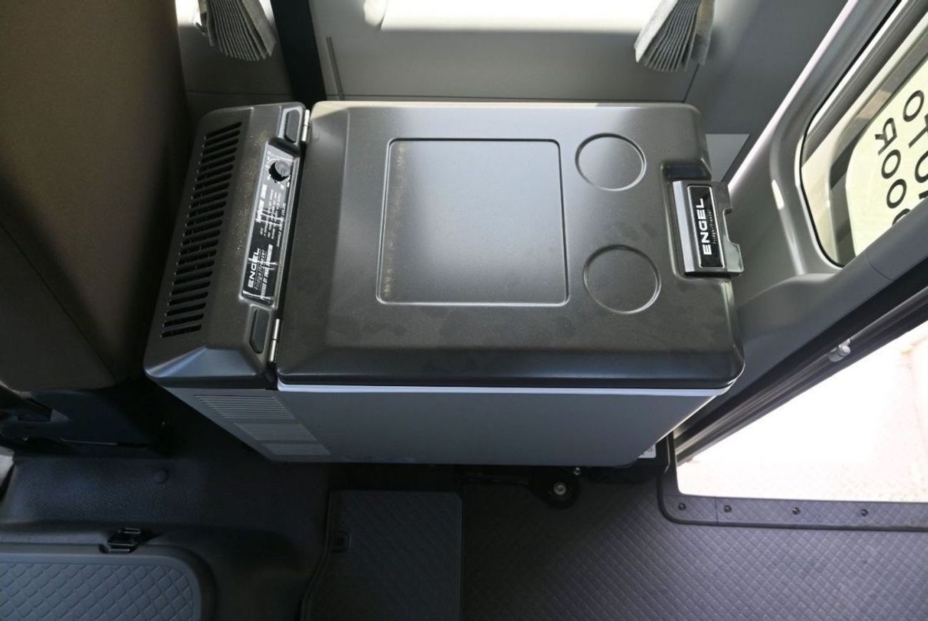 تويوتا كوستر موديل 2023 ديزل 4.2 لتر 22 مقعدا ثلاجة دليل النقل أبيض بالخارج أسود من الداخل