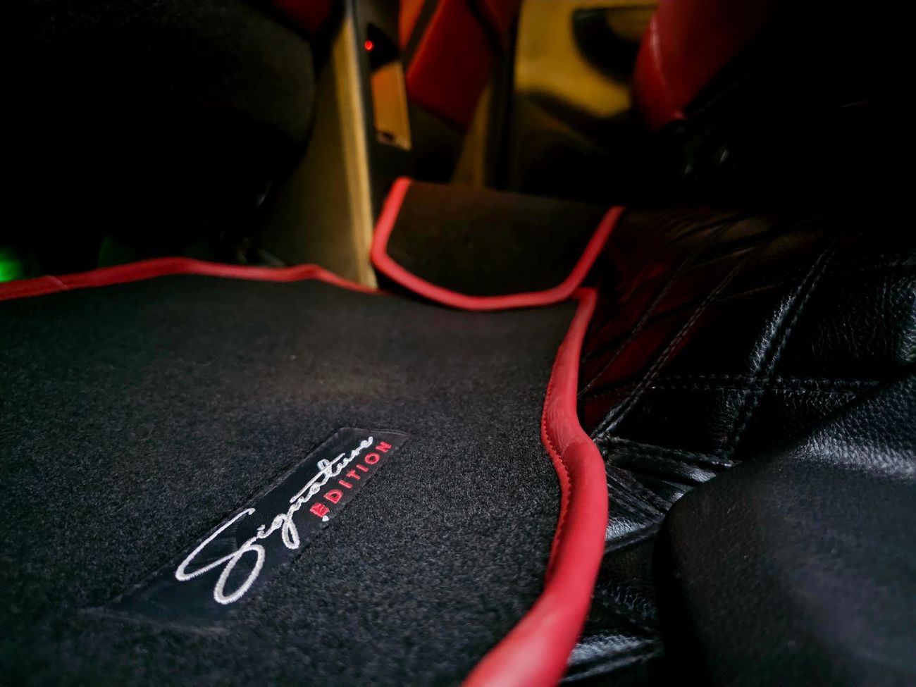 ميتسوبيشي مونتيرو سبورت SIGNATURE EDITION/ STAR LIGHTING/ RED INTERIOR/ LOW MILEAGE