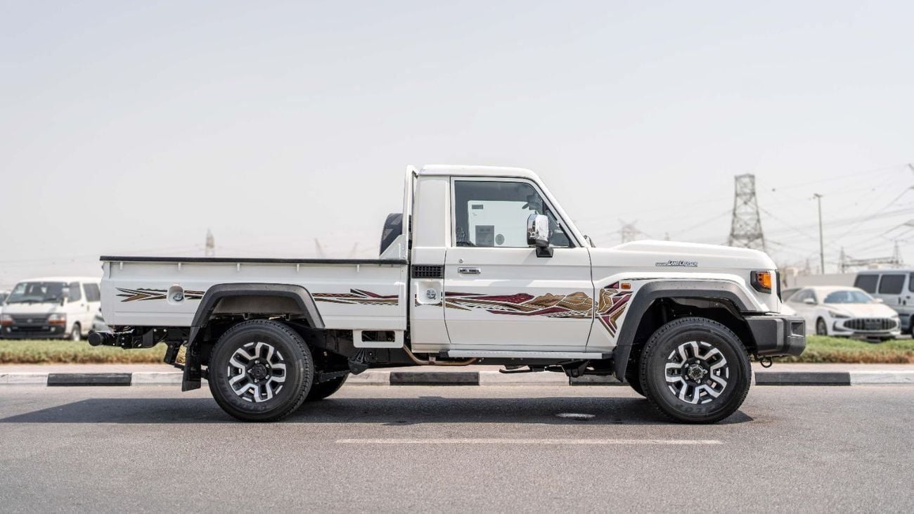 تويوتا لاند كروزر بيك آب 2025 Toyota Land Cruiser LC 79 2.8L AT Diesel (White-Brown)