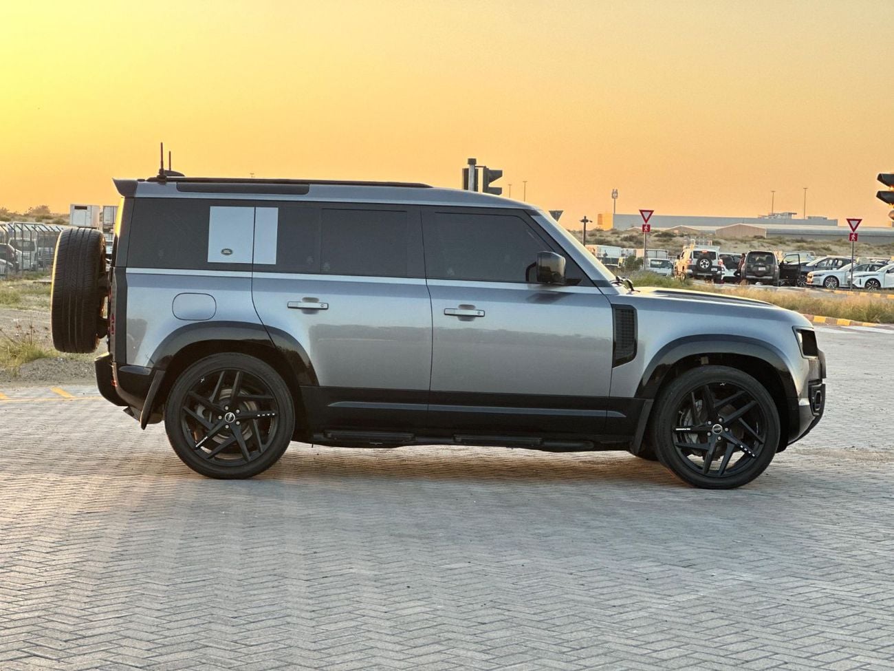 لاند روفر ديفندر 110 HSE P400 3.0L