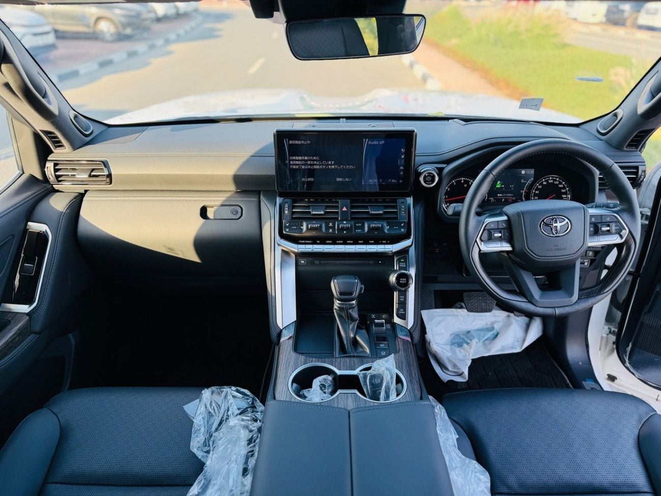 تويوتا لاند كروزر Zx top of the range white with black interior