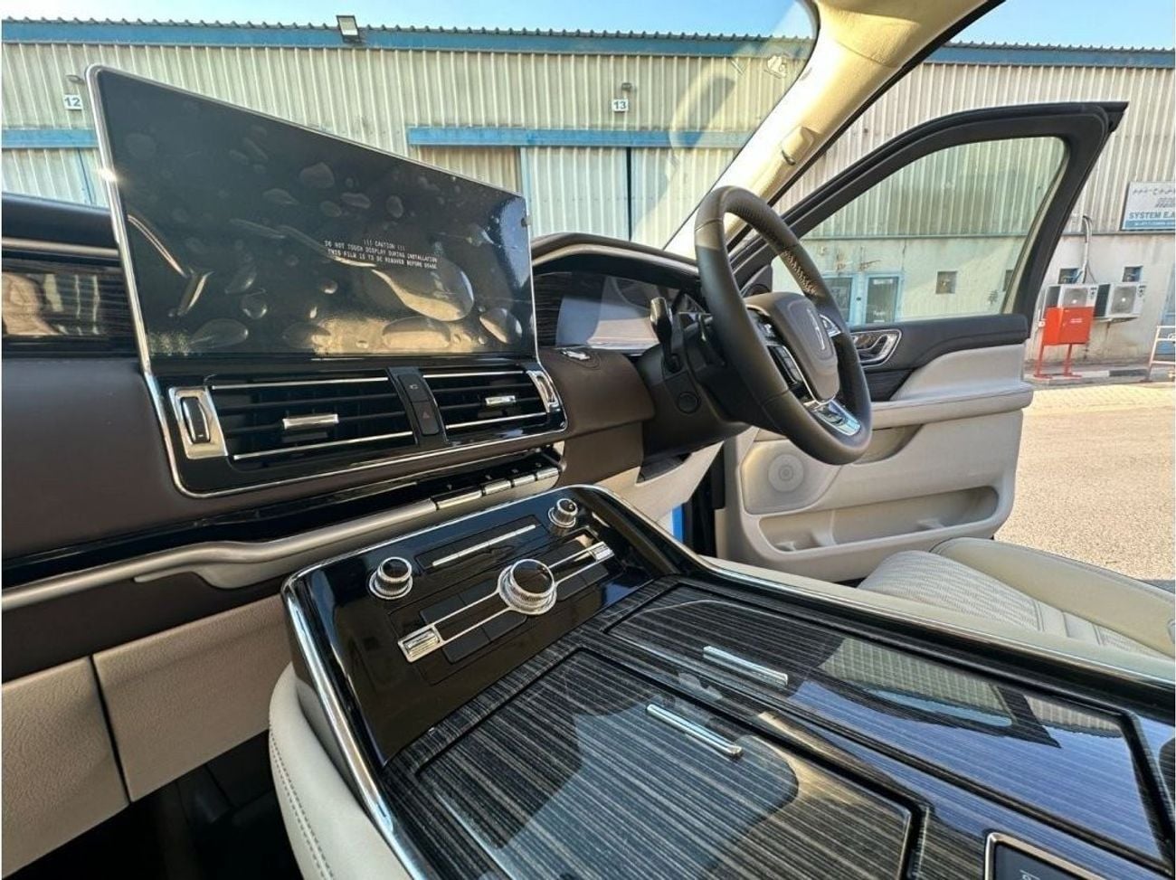 لينكولن نافيجاتور PRESIDENTIAL 2024 Lincoln Navigator - Full Right hand drive conversion