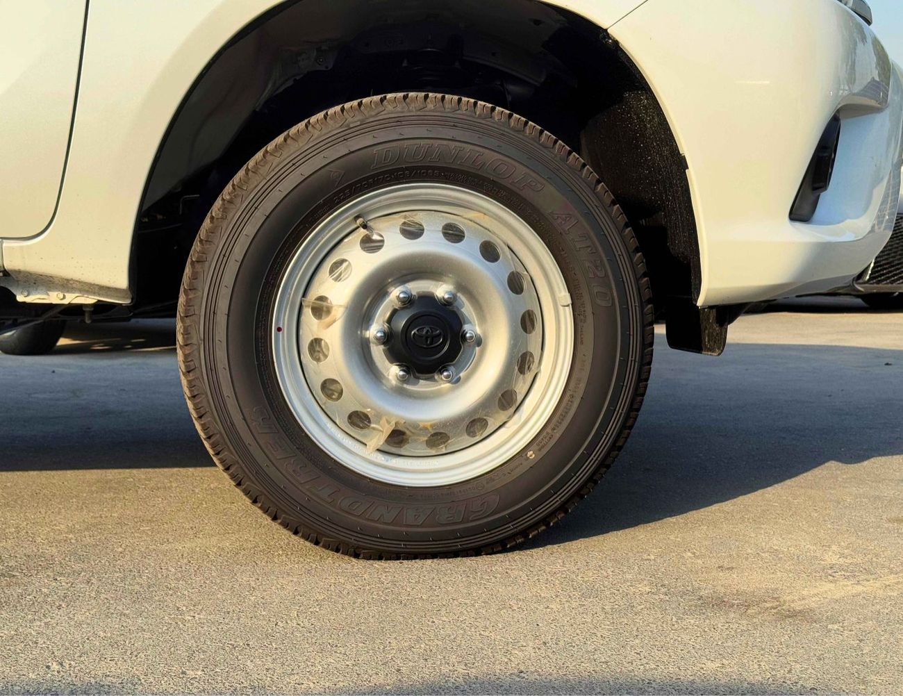 تويوتا هيلوكس BASIC DOUBLE CABIN / 2.4L DIESEL A/T / CHROME HANDLE & REAL CHROME BUMPER (CODE # HD)