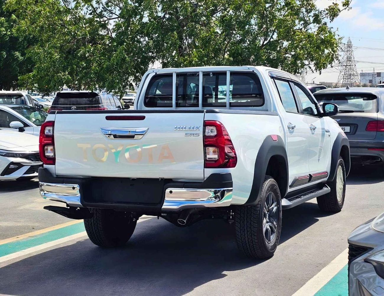 تويوتا هيلوكس SR5 TRD WOOD INTERIOR W VISOR / 4.0L PETROL V6 4WD / BLIND SPOT / DIFFLOCK / DVD+CAMERA (CODE # H6A)