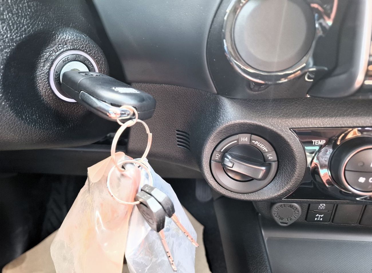 Toyota Hilux Toyota Hilux SR5 2.4L 2025 AT Full White Diesel (Export Only)